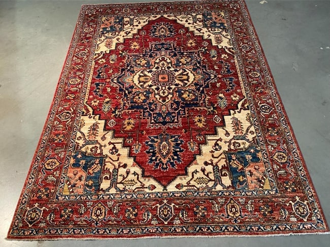 STUNNING FINE SERAPI RUG 5'.1"x7': Title:STUNNING FINE SERAPI RUG 5'.1"x7' Description:5'.1"x7' Super quality and weave Serapi Design Rug, hand spun and hand knotted in Pakistan 100% Vegge Dye natural wool pile with luxurious sheen , i