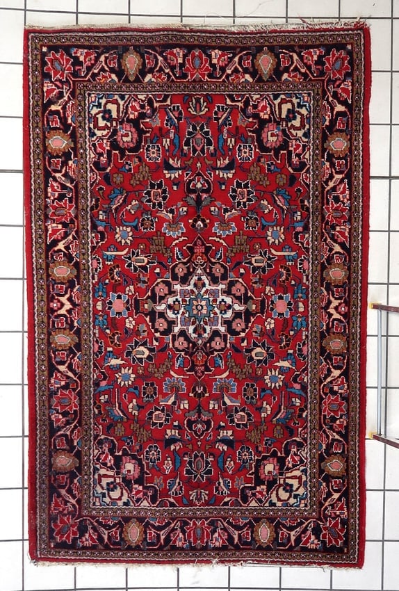 Handmade Antique Persian Kashan Rug 4.2' x 6.5' (131cm x 205cm), 1920s: Title: Handmade Antique Persian Kashan Rug 4.2' x 6.5' (131cm x 205cm), 1920s Origin: Middle East Dimension:4.2' x 6.5' (131cm x 205cm) Materials:wool Year:1920s Description:Handmade Antique Persian