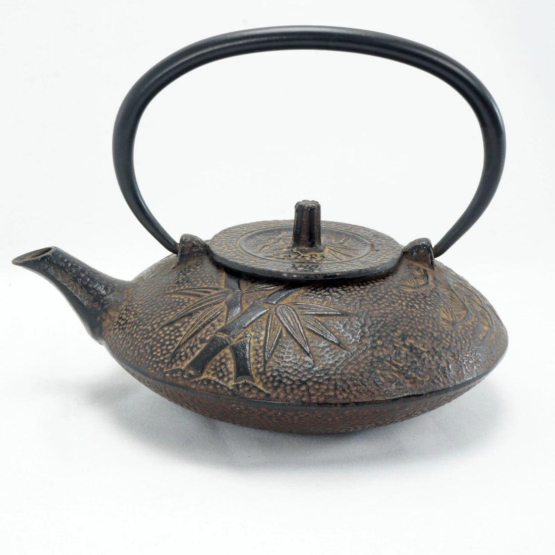 Vtg Japanese Cast Iron Teapot Three Friends: Title:Vtg Japanese Cast Iron Teapot Three Friends Size:7 ½ in (19.0 cm) long x 6 ¼ in (15.9 cm) diameter x 3 ¼ in (8.3 cm) tall without handle extended.