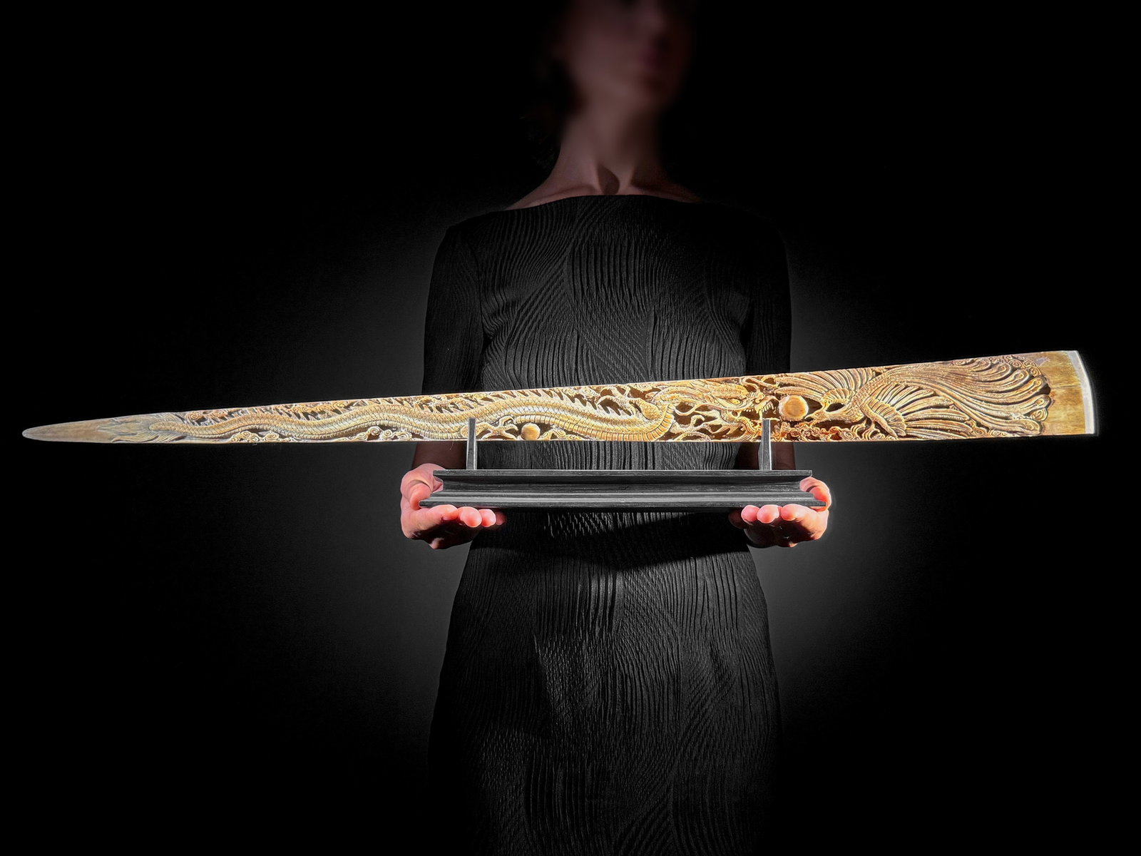 Impressive engraved swordfish rostrum - Dragon Phoenix motif: Title: Impressive engraved swordfish rostrum - Dragon Phoenix motif Maker:Unknown Origin: Indonesia Date/Period:2026 Materials:Xiphias Gladius, Bone, Wood Dimensions:Length: 86 cm / 33.8 inches