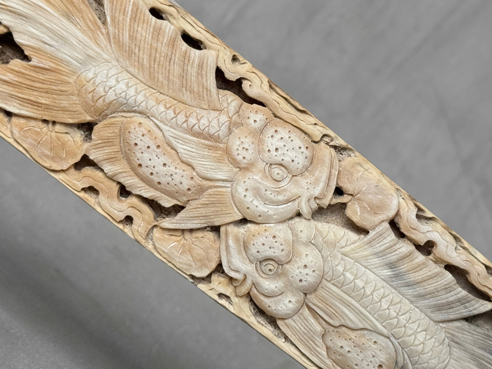 Stunning large carved swordfish tusk - Japanese koi motif - 3