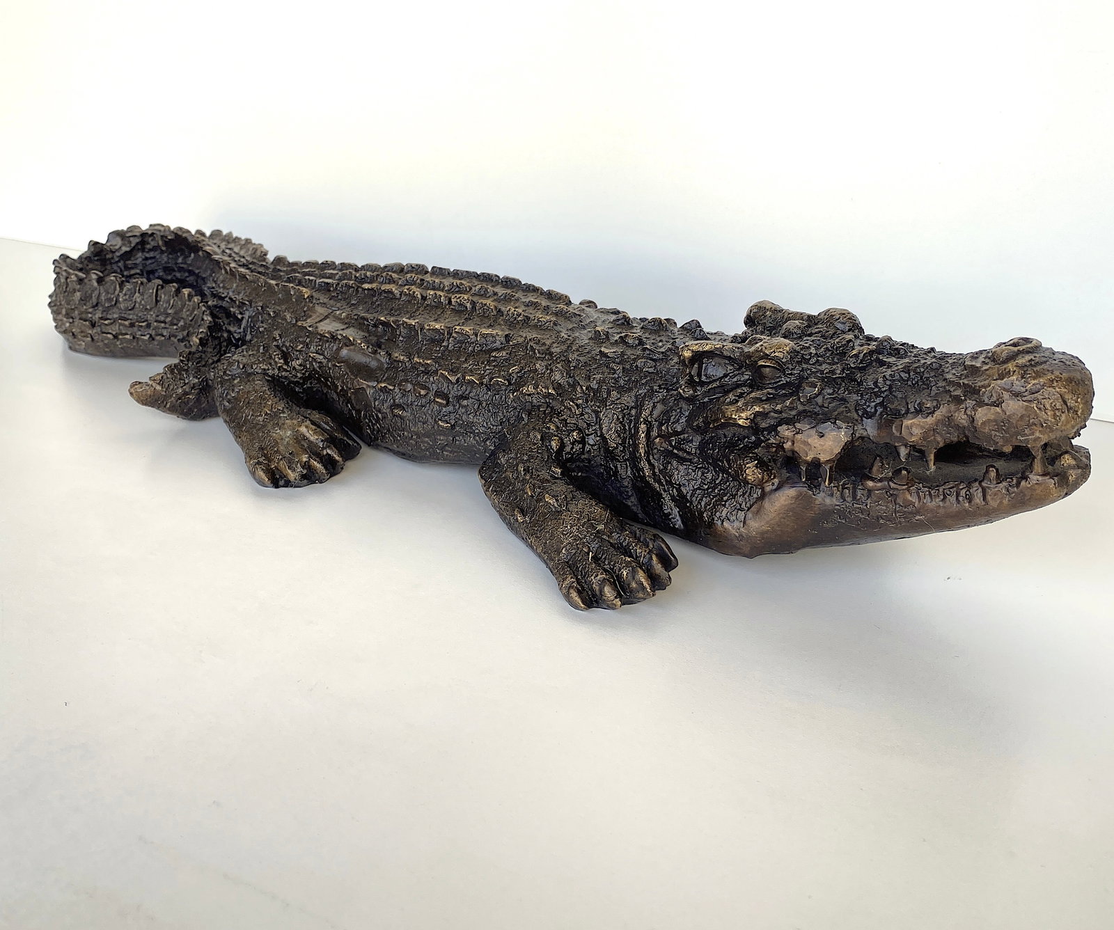 Bronze Aligator: Title: Bronze Aligator Maker:Unknown Origin: Russia Date/Period:Unkown Materials:Bronze Size:Size: 46 x 15 x 9 cm Description:Bronze AligatorSize: 46 x 15 x 9 cmWeight: 3640 g (please see photos as