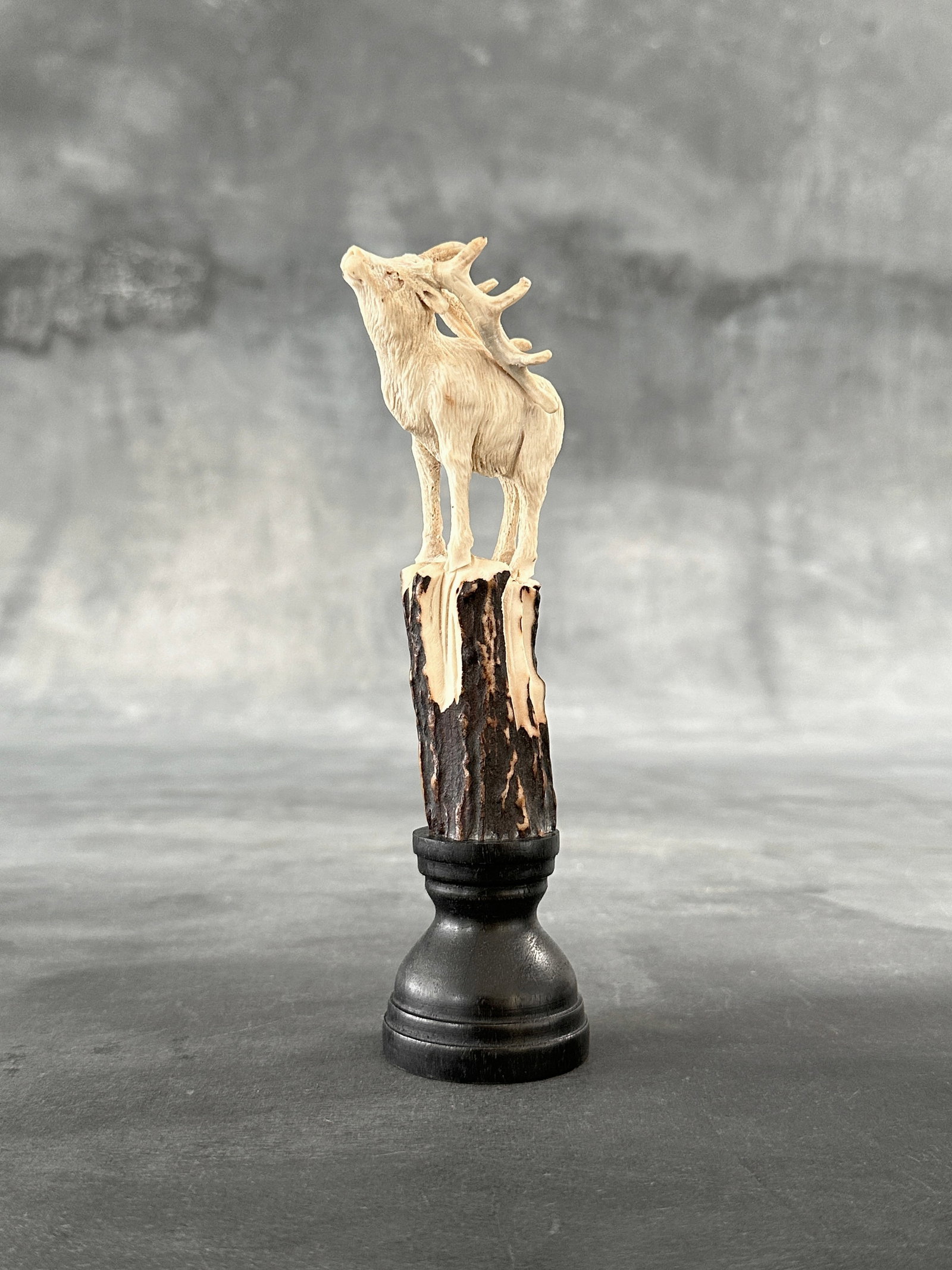 Stunning carved deer antler with stand - Deer - 2