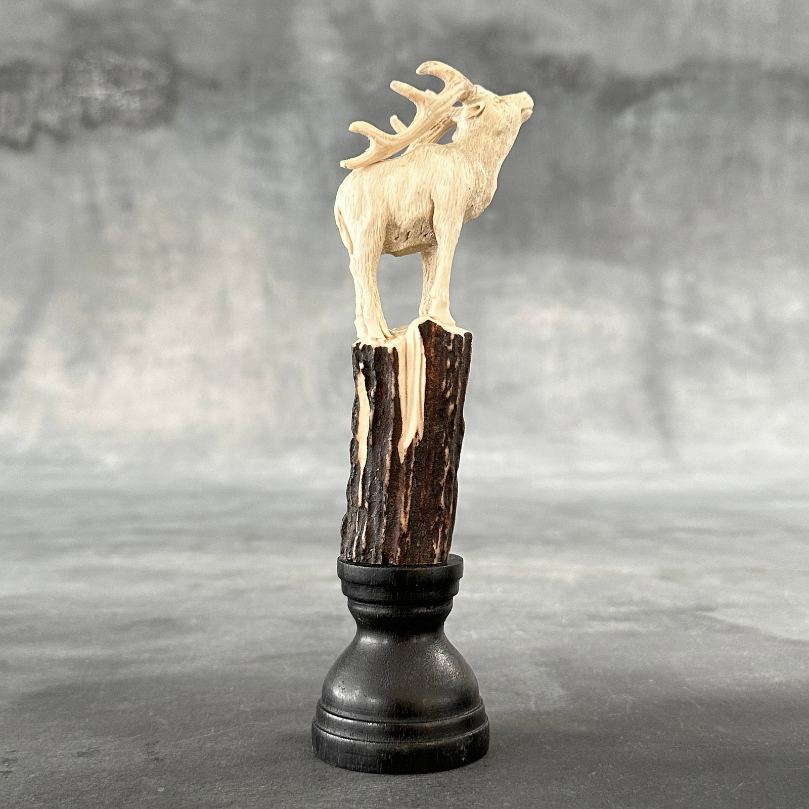 Stunning carved deer antler with stand - Deer - 4