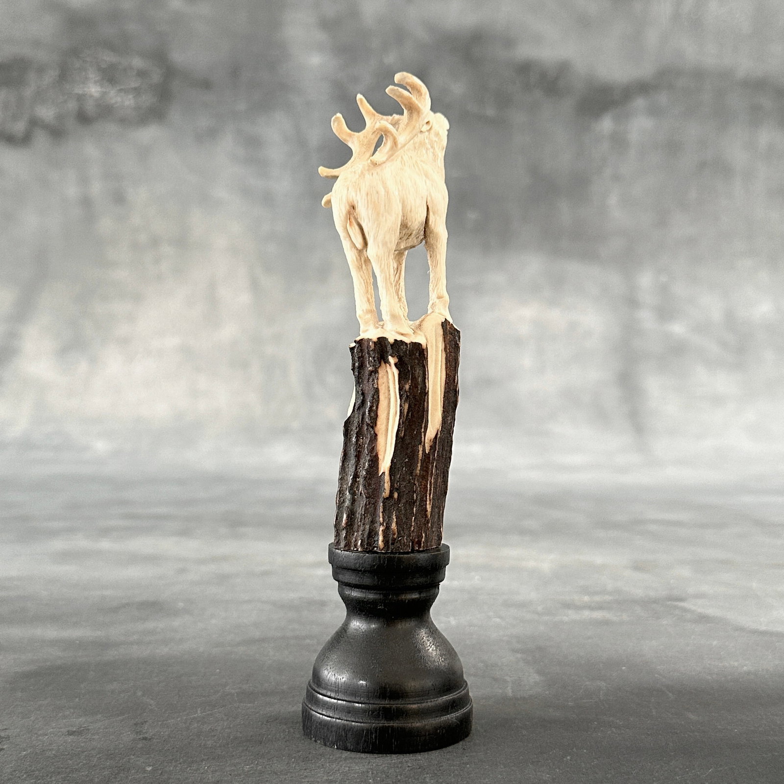 Stunning carved deer antler with stand - Deer - 6