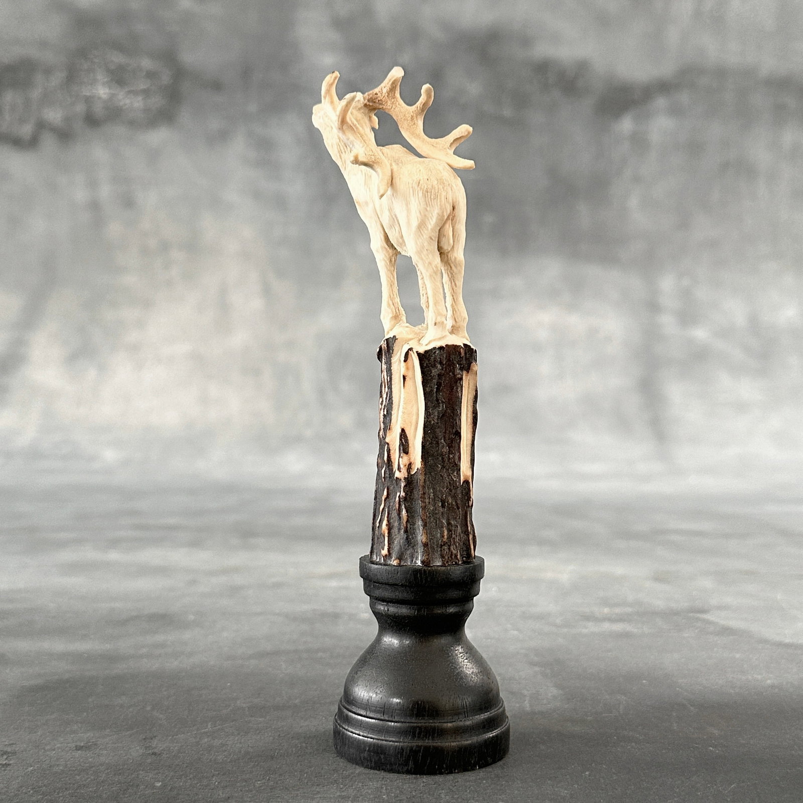 Stunning carved deer antler with stand - Deer - 8