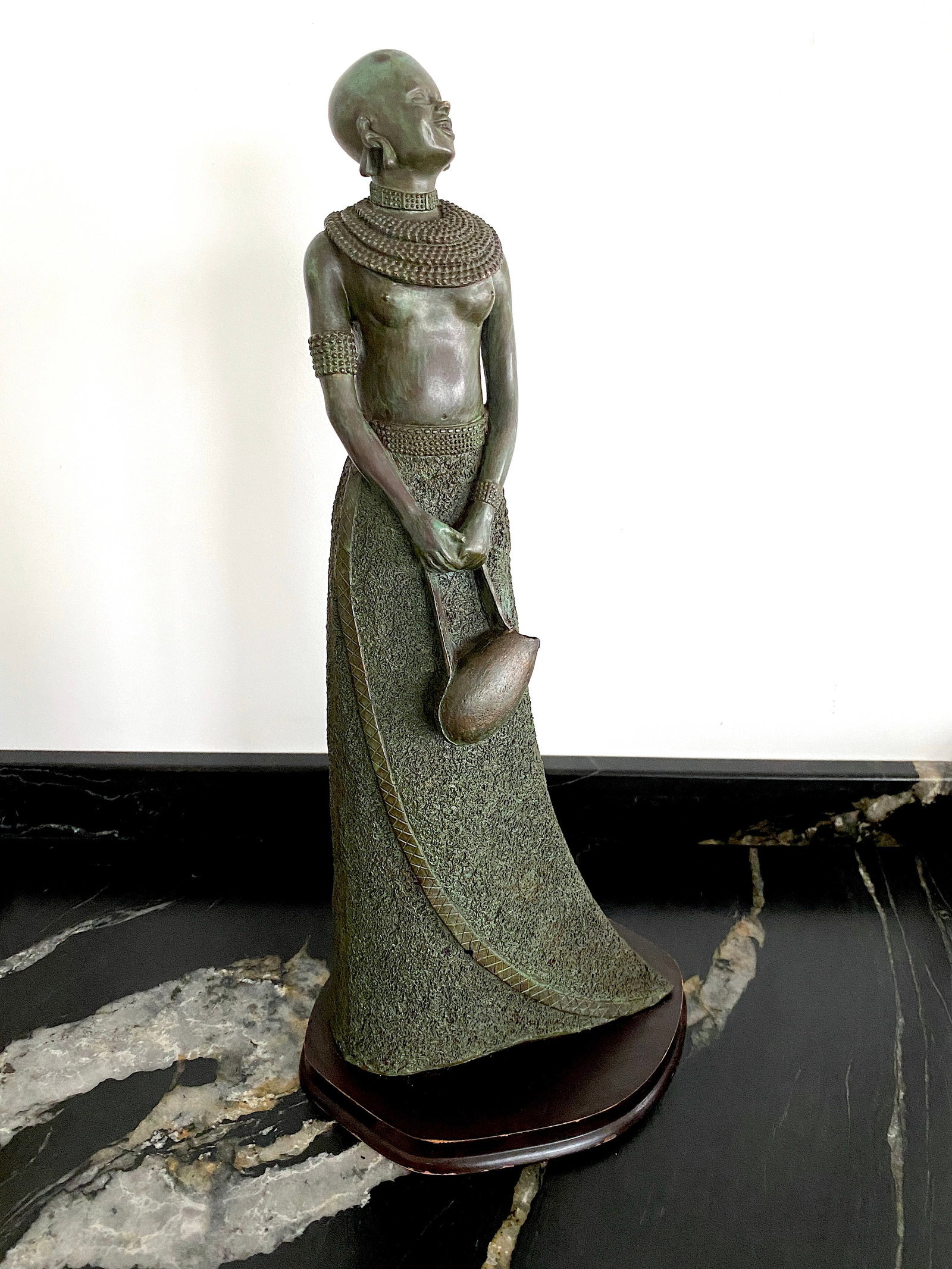 Remarkable Vintage Bronze Statue shaped like an African Woman: Title: Remarkable Vintage Bronze Statue shaped like an African Woman Maker:Unknown Origin: Unknown Date/Period:Bronze Materials:Bronze Size:42 x 19 x 14 cm Description:Remarkable Vintage Bronze