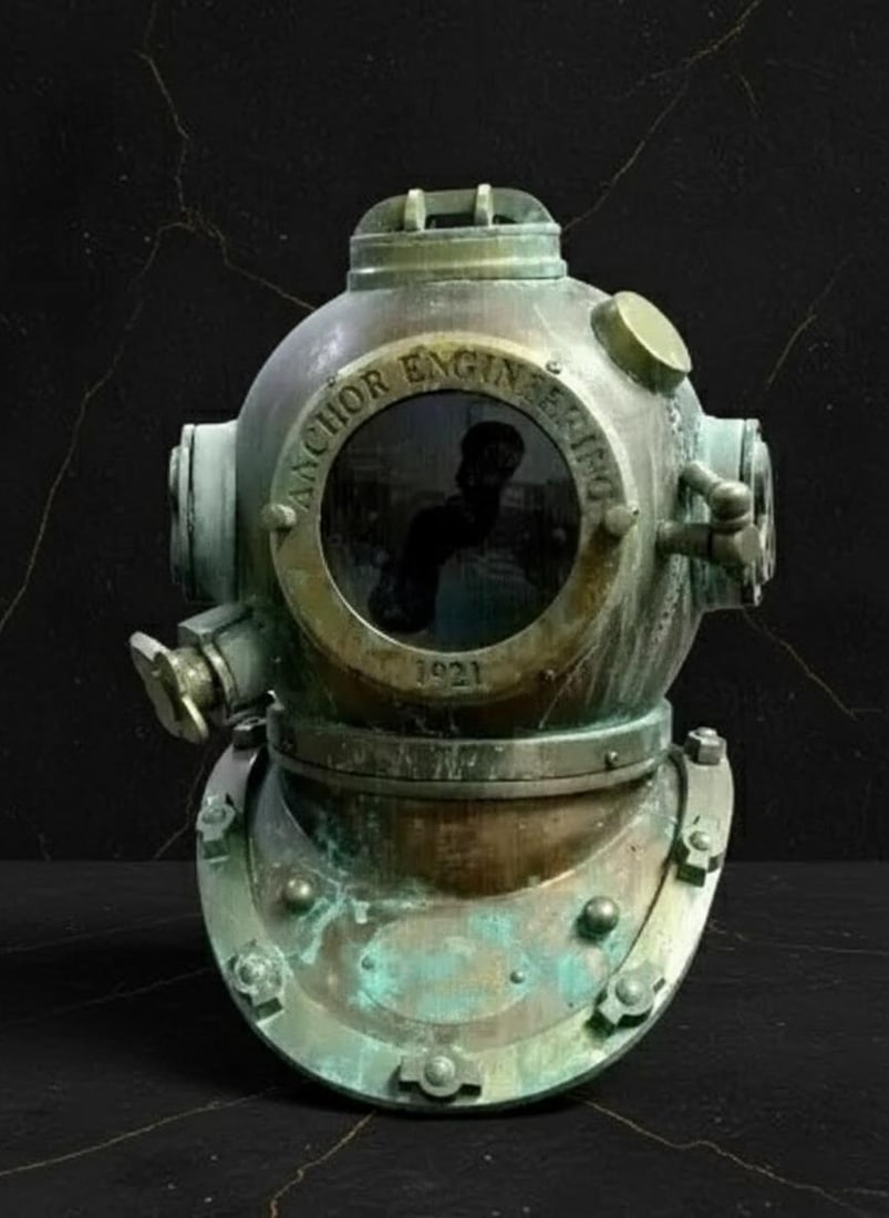 Mark V US Navy Style Diving Helmet 18" Full Size Antique Copper Finish Collectible: Title:Mark V US Navy Style Diving Helmet 18" Full Size Antique Copper Finish Collectible Description:This listing is for a full-size replica of a historic Mark V US Navy deep sea scuba diving helmet.