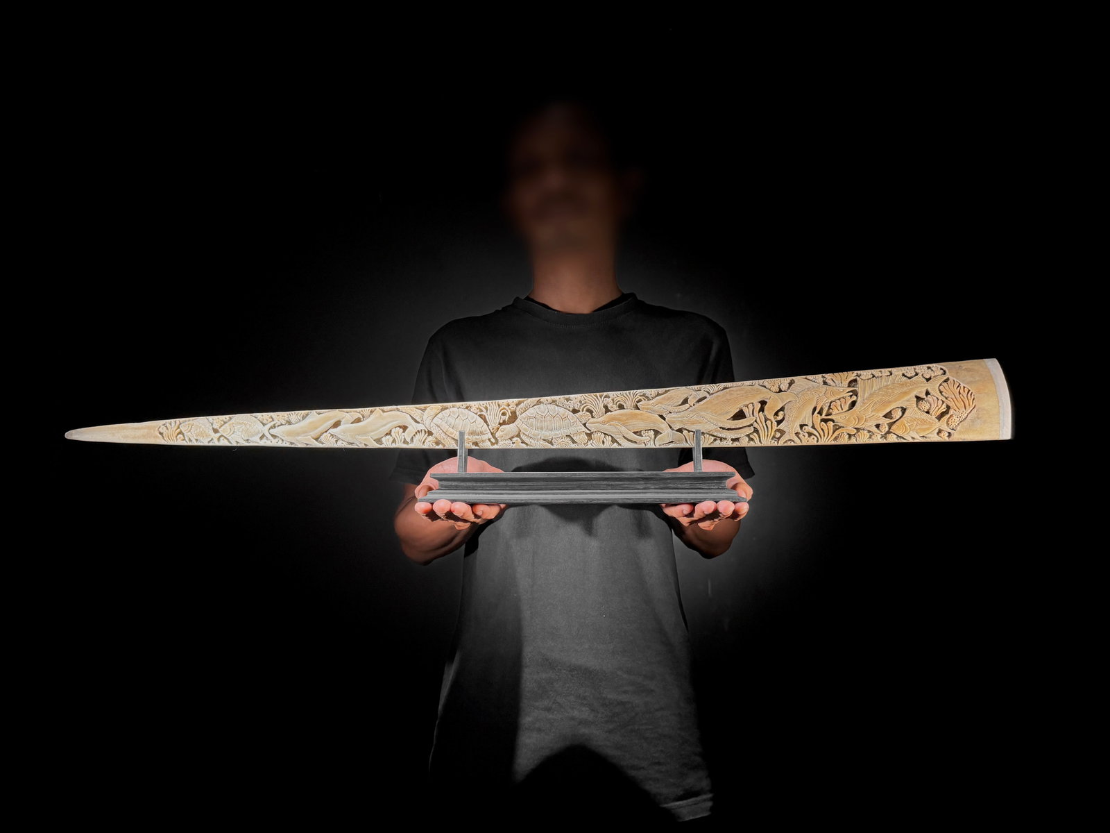 Wonderful engraved Swordfish rostrum - Marine motif: Title: Wonderful engraved Swordfish rostrum - Marine motif Maker:Unknown Origin: Indonesia Date/Period:2026 Materials:Xiphias Gladius, Bone, Wood Dimensions:Length: 95 cm / 37.4 inches Description:Thi