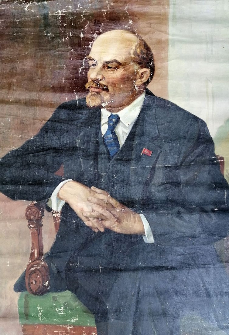 Social realism oil painting Portrait of Lenin Unknown artist: No.1122AAA *** ABOUT THIS PAINTING *** * TITLE: "Portrait of Lenin" * ARTISTS: Unknown artist * SIZE: 120x80 cm/'47.24x31.49 inches' * MEDIUM: oil, canvas * HAND PAINTED: Original painting from our co