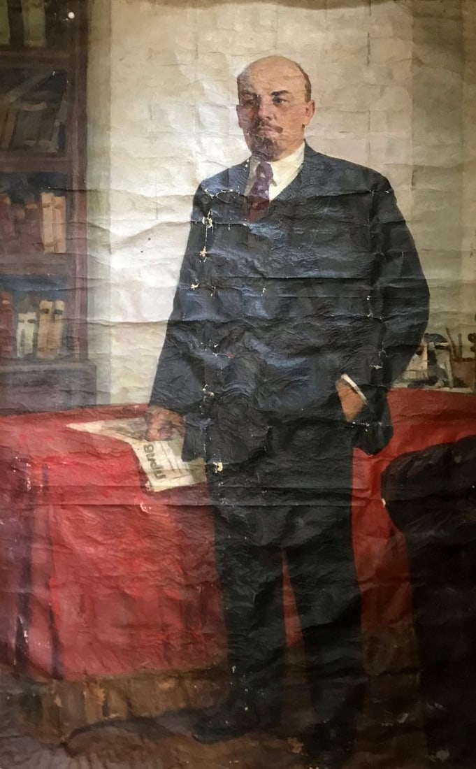 Oil painting Portrait of Lenin in the office N. Nagulyak: No.AAA2836 "Portrait of Lenin in the Study" is a captivating oil painting that captures the essence of Vladimir Lenin, the prominent revolutionary and political leader of the early 20th century. The