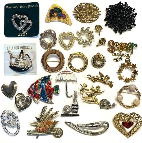 Large Vintage Estate Lot of Pins And Brooches: Large Vintage Estate Lot of Pins And BroochesHallmarked: VariesWeighs: VariesMeasures Approx: Varies Vintage/Estate Hallmarked: Varies Weighs: VariesMeasures Approx: Varies Reserve: $75.00 Shipping: D