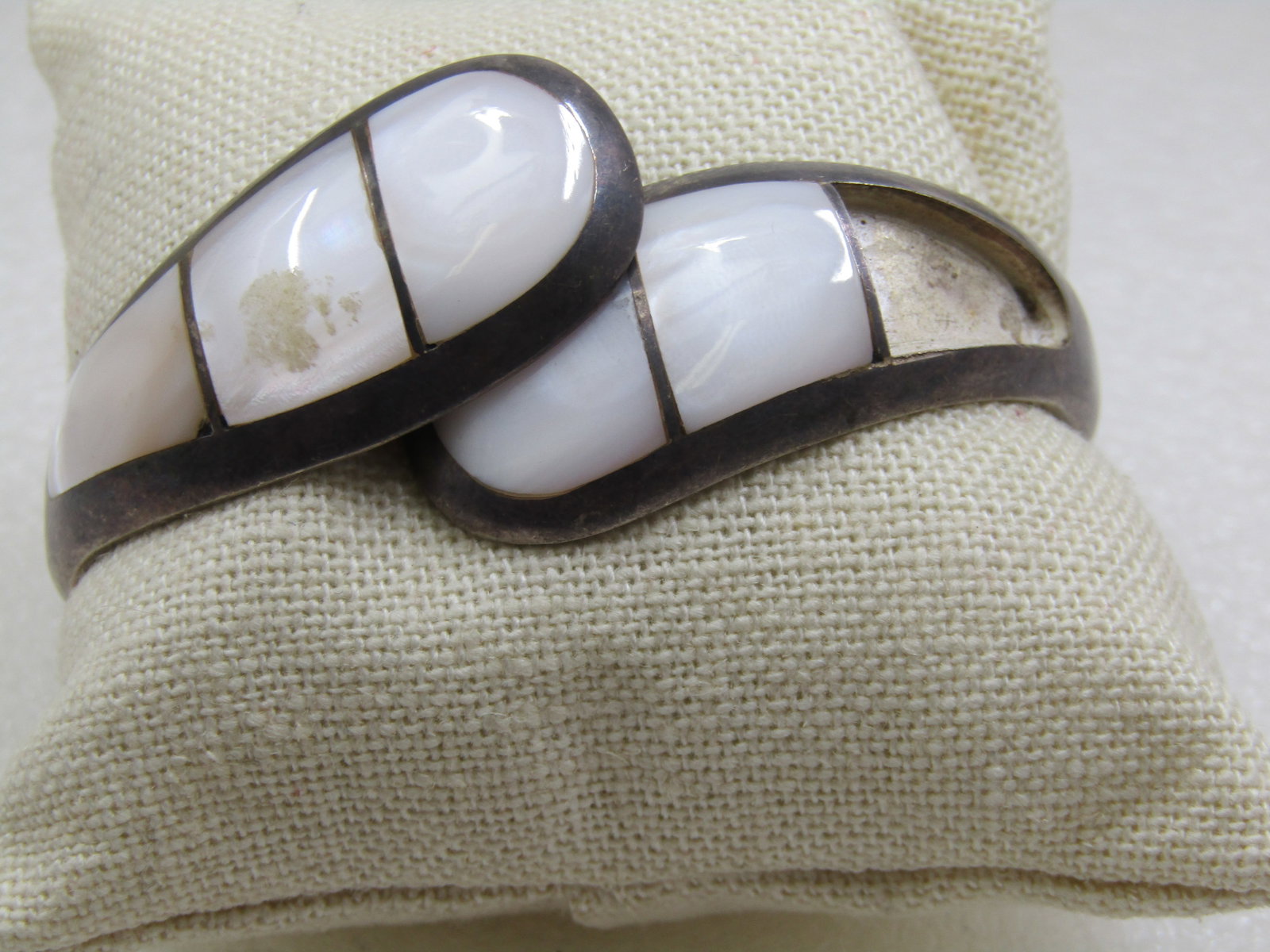 Vintage Sterling MOP Clamper Bracelet, 6.75" Mexico, Signed TL, Inlaid, Needs Stone: Vintage Sterling MOP Clamper Bracelet, 6.75" Mexico, Signed TL, Inlaid, Needs Stone. This has three sections of inalid mother-of-pear in each top of the cuff - the inner section is missing on one side