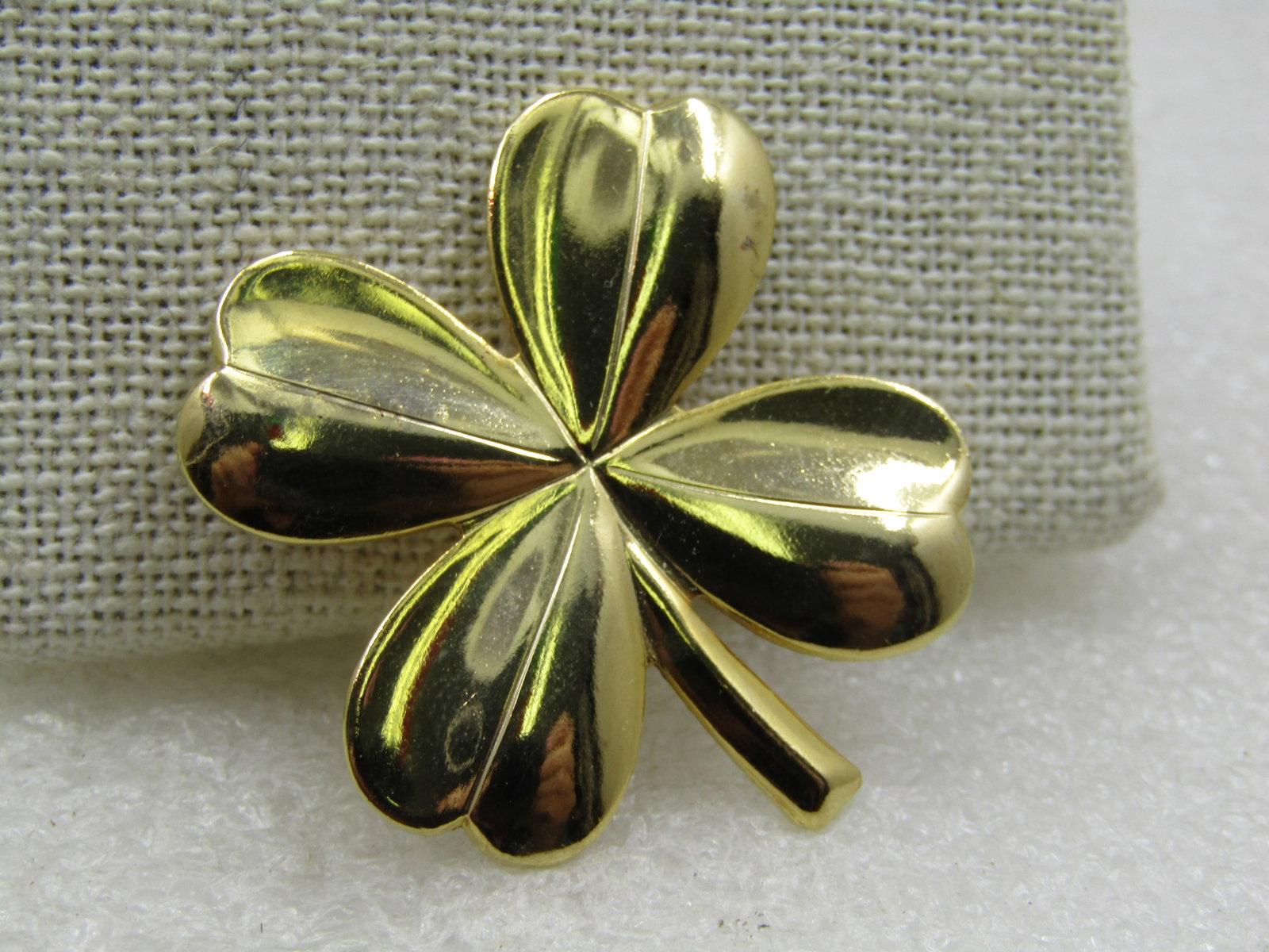 Vintage Gold Tone Four Leaf Clover Brooch, 1.5": Vintage Gold Tone Four Leaf Clover Brooch, 1.5"tall and wide. Age is appx. 1970's-1980's. Very good condition. It is not signed by the maker. (W52122.3 SS7494 AZ LEB* LD6/2/22). Reserve: $20.00
