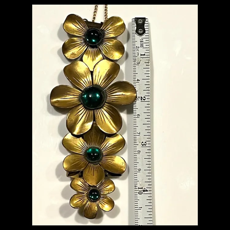 Estate Articulated Flower NecklaceMetalWeighs 32 gramsMeasures 22 inch chain Flowers 4 x3 inches - 7