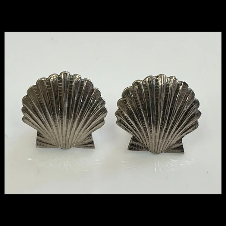 Vintage Sterling Silver Seashell Earrings Sterling silver Weighs 7.4 gramsMeasures Approx .75 x .75 - 2