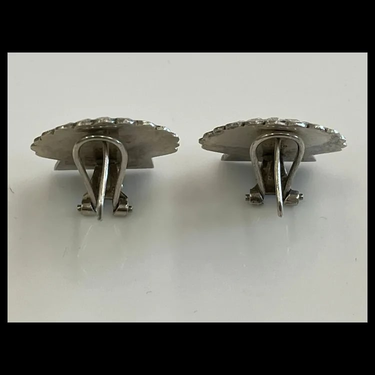 Vintage Sterling Silver Seashell Earrings Sterling silver Weighs 7.4 gramsMeasures Approx .75 x .75 - 3