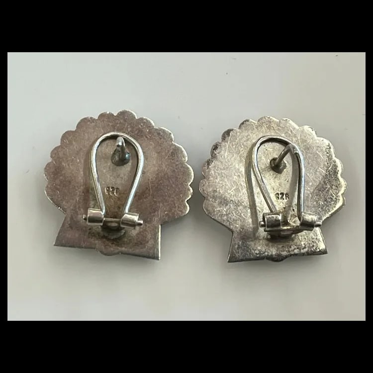 Vintage Sterling Silver Seashell Earrings Sterling silver Weighs 7.4 gramsMeasures Approx .75 x .75 - 5