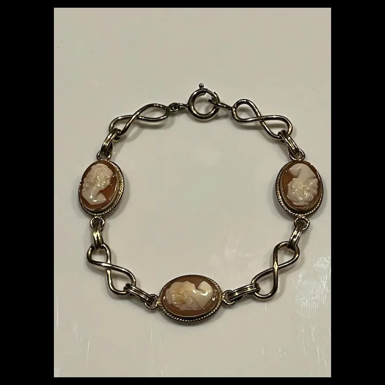 Vintage 12k GF Cameo Bracelet1/20 - 12k GFWeighs 8.8 gramsMeasures 7.25 inches LengthCostume - 2