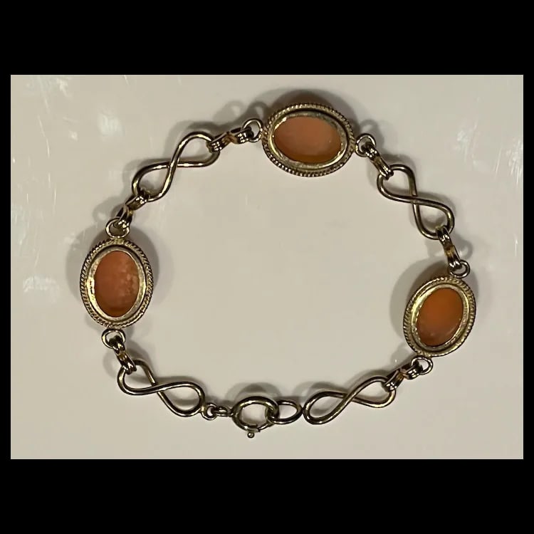 Vintage 12k GF Cameo Bracelet1/20 - 12k GFWeighs 8.8 gramsMeasures 7.25 inches LengthCostume - 5