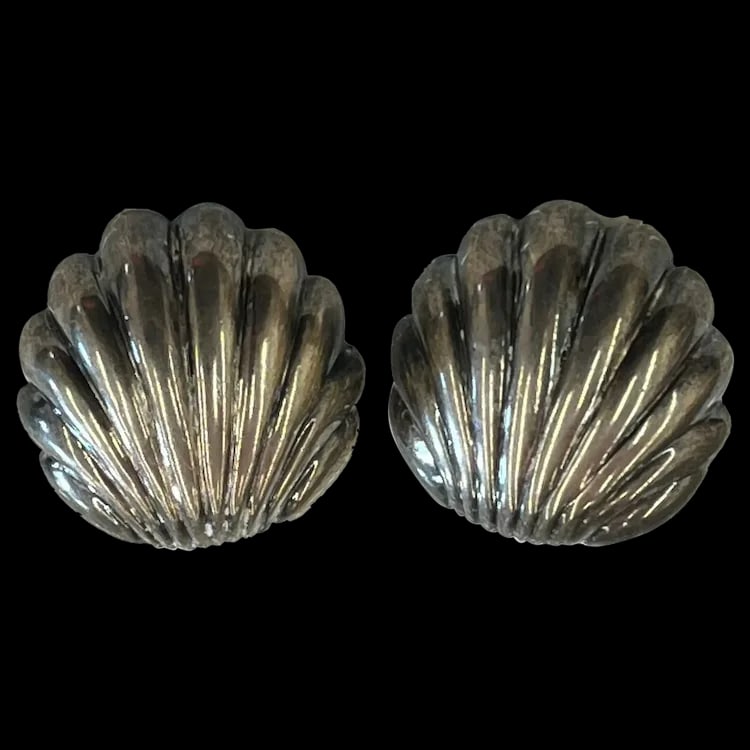 Vintage Sterling Silver Shell Clip on EarringsHallmarked SterlingClip onWeighs 13.4 gramsMeasures: Vintage Sterling Silver Shell Clip on EarringsHallmarked SterlingClip onWeighs 13.4 gramsMeasures Approx. 1 inch circumference Vintage Sterling silver Weighs 13.4 gramsMeasures Approx. 1 inch