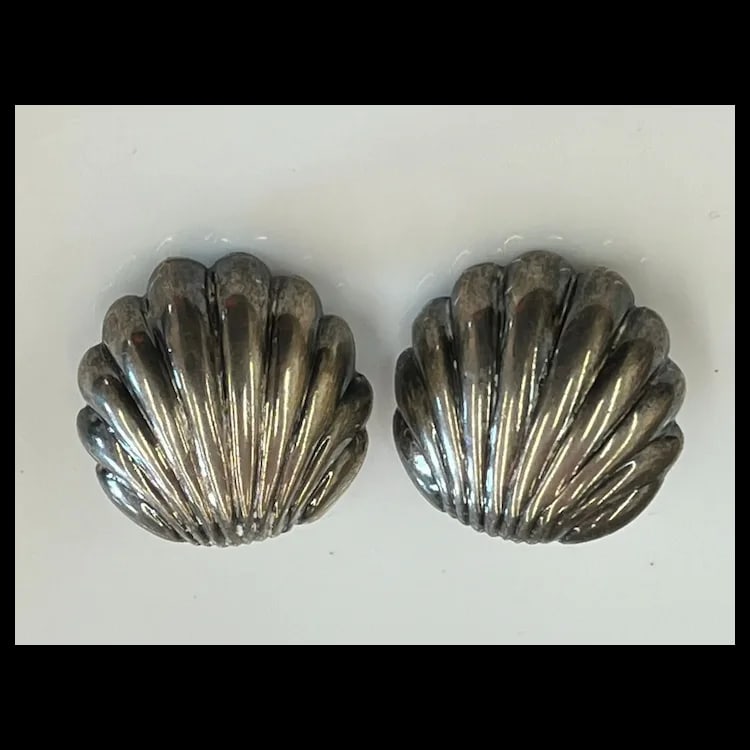 Vintage Sterling Silver Shell Clip on EarringsHallmarked SterlingClip onWeighs 13.4 gramsMeasures - 2