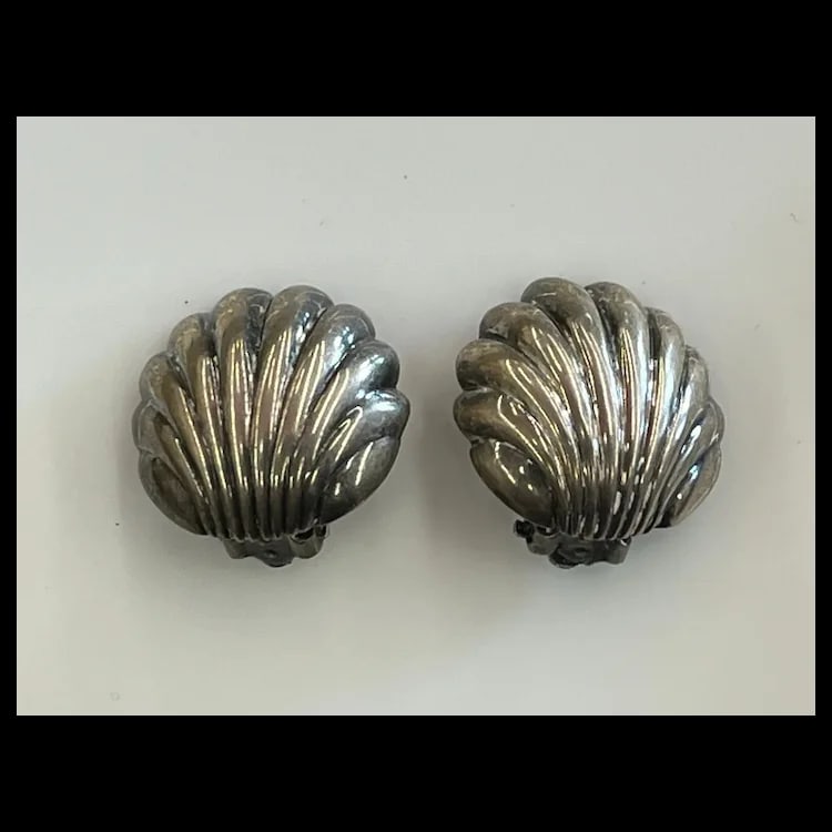 Vintage Sterling Silver Shell Clip on EarringsHallmarked SterlingClip onWeighs 13.4 gramsMeasures - 3