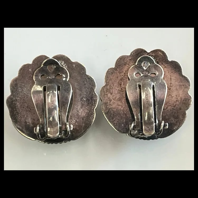 Vintage Sterling Silver Shell Clip on EarringsHallmarked SterlingClip onWeighs 13.4 gramsMeasures - 4