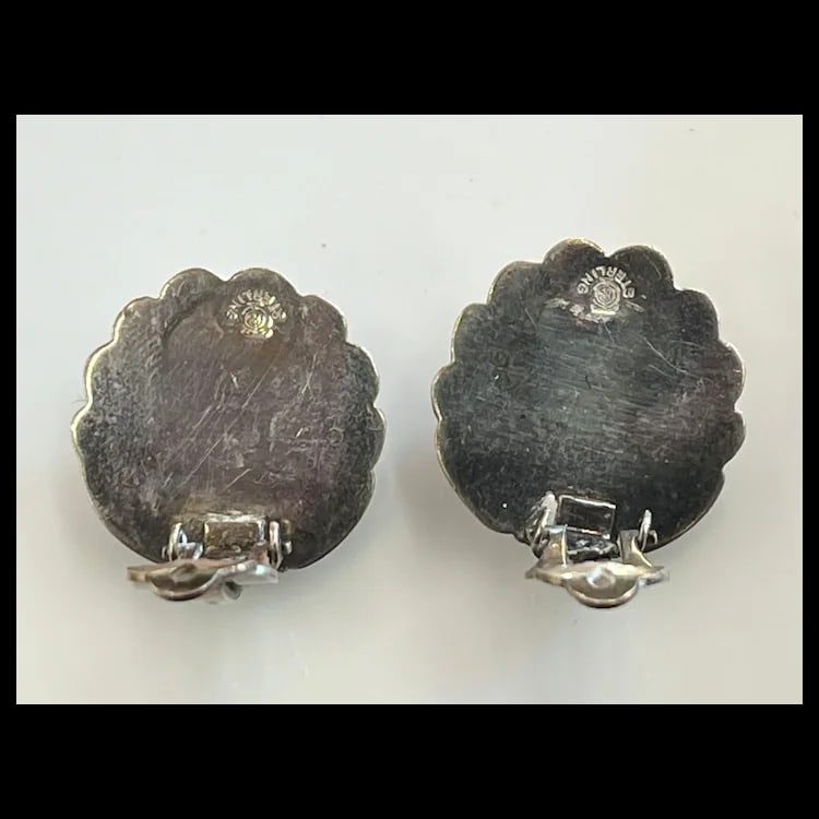 Vintage Sterling Silver Shell Clip on EarringsHallmarked SterlingClip onWeighs 13.4 gramsMeasures - 5