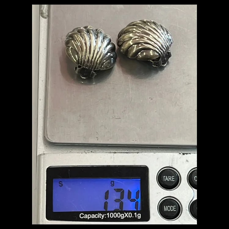 Vintage Sterling Silver Shell Clip on EarringsHallmarked SterlingClip onWeighs 13.4 gramsMeasures - 6