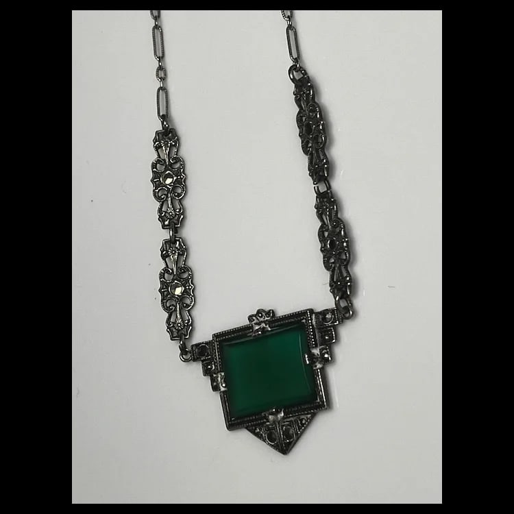 Vintage Art Deco Emerald Green Marcasite NecklaceSterling Silver/ MarcasiteWeighs 7.1 gramsMeasures - 5