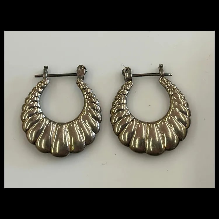 Vintage Sterling Silver Oval Hoop Earrings Sterling silver Weighs 4.8 gramsMeasures Approx. 1 inch x - 2