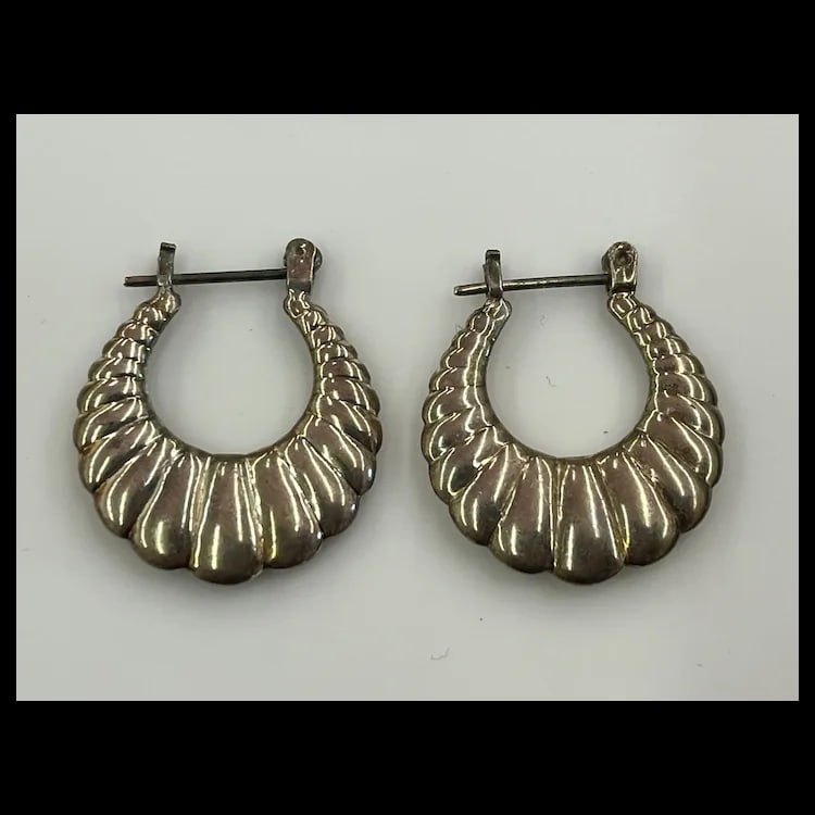 Vintage Sterling Silver Oval Hoop Earrings Sterling silver Weighs 4.8 gramsMeasures Approx. 1 inch x - 3