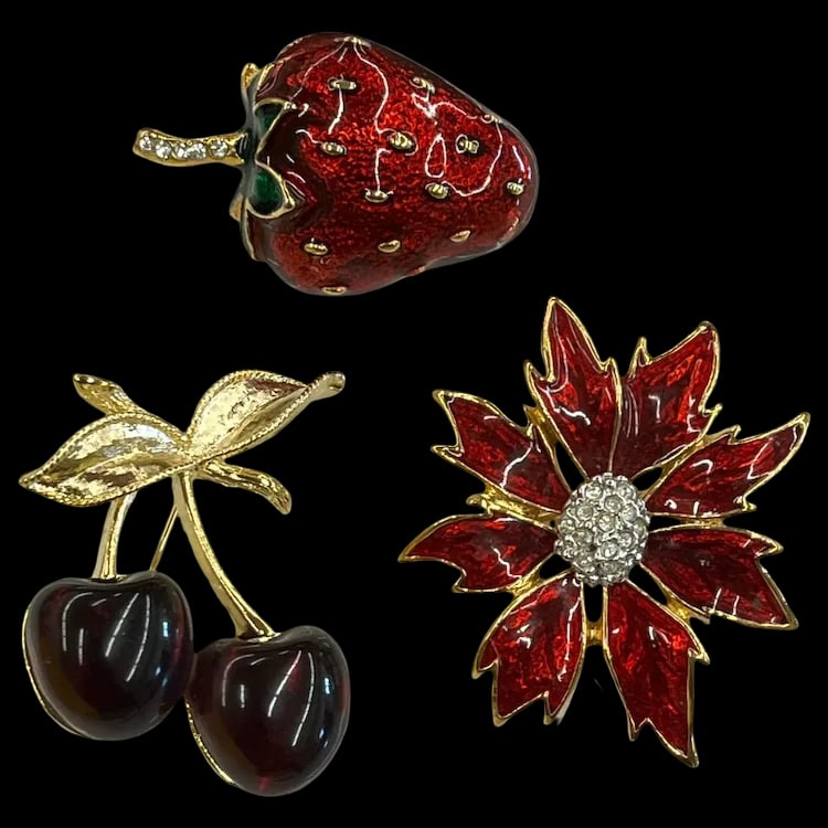 Vintage Lot of Brooches: Vintage Lot of Brooches Vintage Metal Varies Reserve: $50.00 Shipping: Domestic: Flat-rate of $6.00 to anywhere within the contiguous U.S. International: Foreign shipping rates are determined by