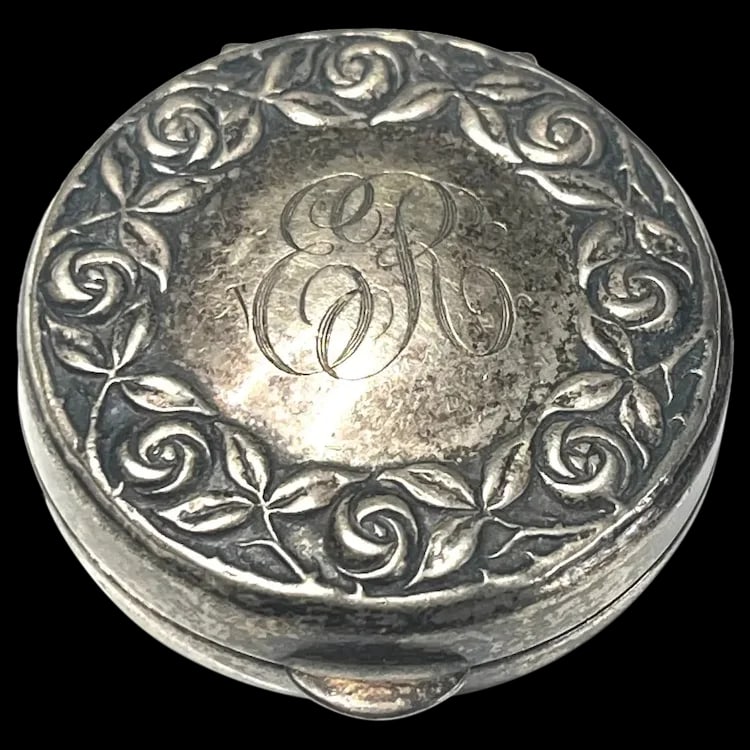 Vintage Sterling Silver Art Nouveau Pill Box/ Trinket Case: Vintage Sterling Silver Art Nouveau Pill Box/ Trinket CaseHallmarked: SterlingWeighs: 16 gramsMeasures: 1.25 x 1.25 inches Vintage Hallmarked: Sterling Weighs: 16 gramsMeasures: 1.25 x 1.25 inches Res