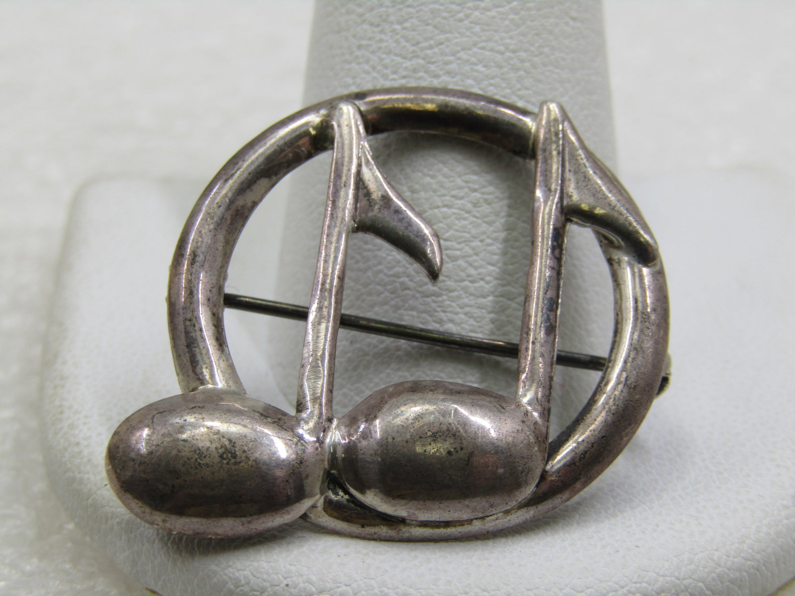 Vintage Sterling Silver Double Note Brooch, 1-1/8", 1950's: Vintage Sterling Silver Double Note Brooch, 1-1/8", 1950's-1960's. It is a circle brooch that is appx. 1-1/8" with one of the notes extending beyong the circle. It is marked .925 and tested. Weight