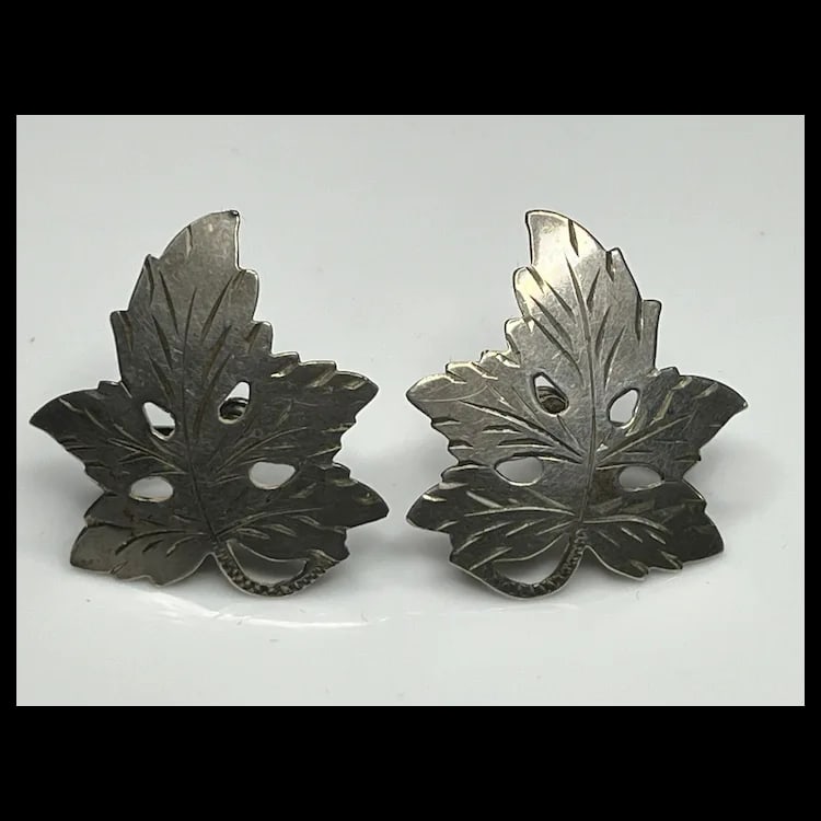 Vintage Sterling Silver Leaf Screw Back EarringsHallmarked SterlingWeighs 5.5 gramsMeasures Approx. - 2