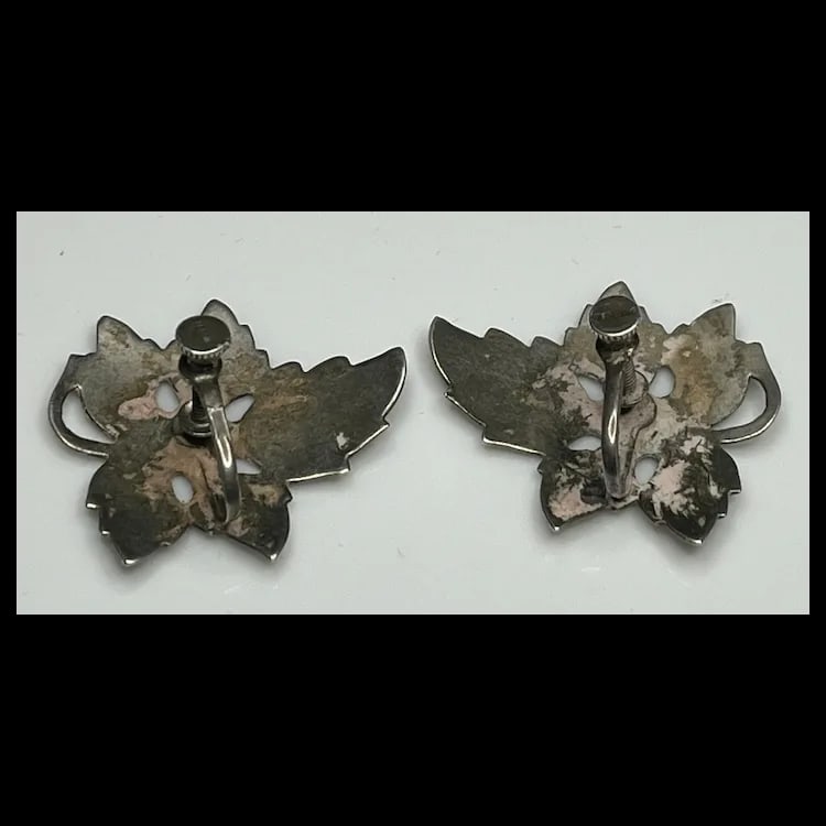 Vintage Sterling Silver Leaf Screw Back EarringsHallmarked SterlingWeighs 5.5 gramsMeasures Approx. - 3