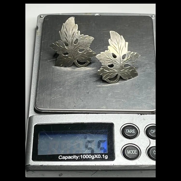 Vintage Sterling Silver Leaf Screw Back EarringsHallmarked SterlingWeighs 5.5 gramsMeasures Approx. - 5