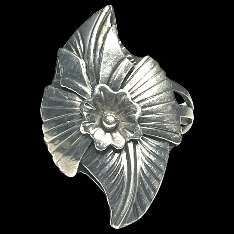 Vintage Handmade Artisan Sterling Silver Flower Ring: Vintage Handmade Artisan Sterling Silver Flower RingHallmarked: Sterling RWeighs: 7.1 gramsMeasures US Ring Size: 8 Vintage Hallmarked: Sterling R Weighs: 7.1 gramsMeasures US Ring Size: 8 Reserve: