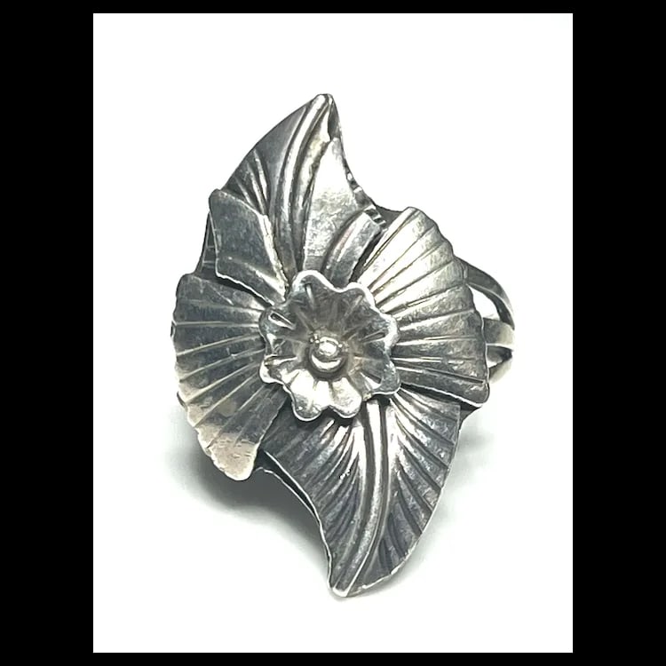 Vintage Handmade Artisan Sterling Silver Flower Ring - 2