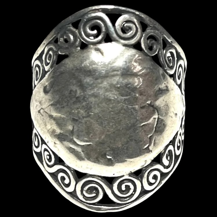Estate Or Paz Israel Hammered Sterling Silver Ring: Estate Or Paz Israel Hammered Sterling Silver RingHallmarked: PZ Israel 925Weighs: 6.2 gramsMeasures US Ring Size: 10 Estate Hallmarked: PZ Israel 925 Weighs: 6.2 gramsMeasures US Ring Size: 10 Reserv