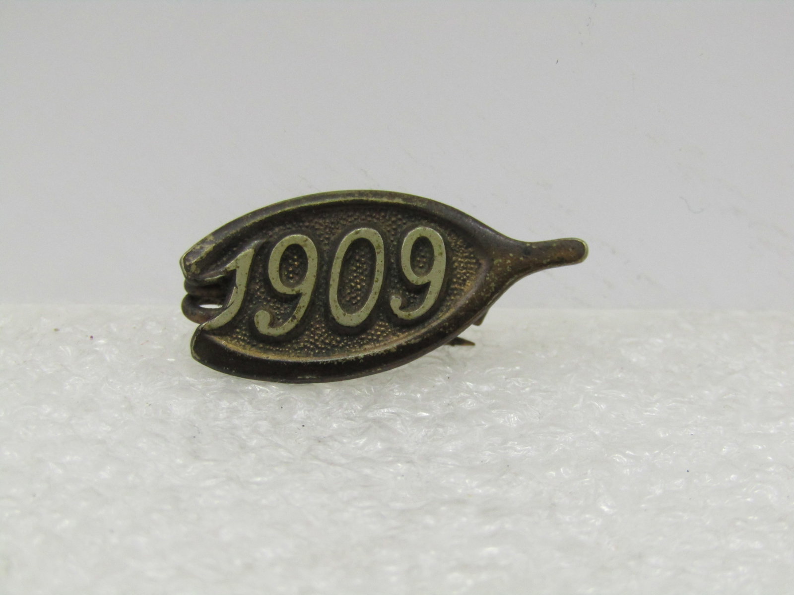 Antique 1909 Wishbone Pin, C-Clasp, Roosevelt Era: Antique 1909 Wishbone Pin, C-Clasp, Roosevelt Era. A symbol of good fortune for the newly elected President who took his oath on March 4, 1909. This is a brass pin with 1909 in the center of the