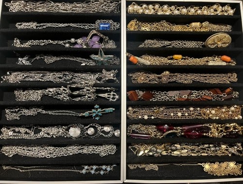 Large Lot of Vintage Sliver and Gold Tone Chain Necklaces- 2 lbs: Large Lot of Vintage Sliver and Gold Tone Chain Necklaces- 2 lbsWeighs: 2 lbsMeasures: Varies Vintage Varies 2 lbs Reserve: $75.00 Shipping: Domestic: Flat-rate of $6.00 to anywhere within the