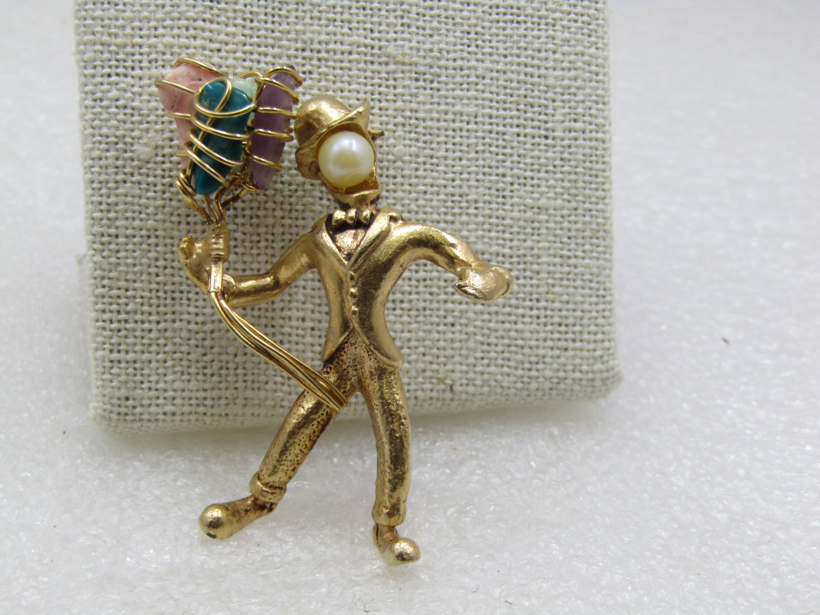 Vintage Balloon Mime/Salesman Brooch, Agate Balloons, Mid-Century: Vintage Balloon Mime/Salesman Brooch, Agate Balloons, Mid-Century. 2-1/8" tall and 1.5" wide. Three polished agates wrapped in wire that creates the strings of the balloons being held. This tests as 1