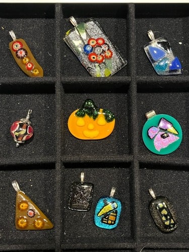 Collection of Vintage Geometric and Abstract Murano Glass Pendants/ Pin: Collection of Vintage Geometric and Abstract Murano Glass Pendants/ Pin9 Pendants 1 PinWeighs: 150 grams Vintage Varies Weighs: 150 grams Reserve: $75.00 Shipping: Domestic: Flat-rate of $6.00 to