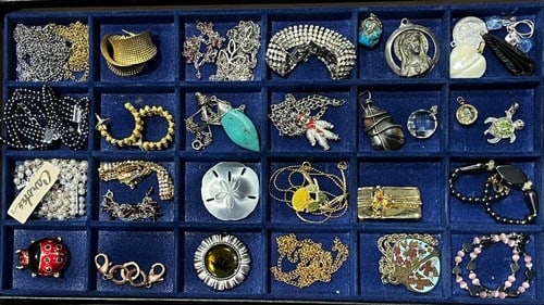 Vintage Estate Costume Jewelry Lot: Vintage Estate Costume Jewelry Lot Vintage/Estate Hallmarked: Varies Weighs: VariesMeasures Approx: Varies Reserve: $75.00 Shipping: Domestic: Flat-rate of $6.00 to anywhere within the contiguous U.S.