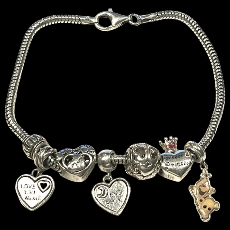Estate Italian Sterling Silver Charm Bracelet: Estate Italian Sterling Silver Charm BraceletHallmarked: 925 ItalyWeighs: 19.2 gramsMeasures: 8.75 inches length Vintage Hallmarked: 925 Italy Weighs: 19.2 gramsMeasures: 8.75 inches length Reserve: $