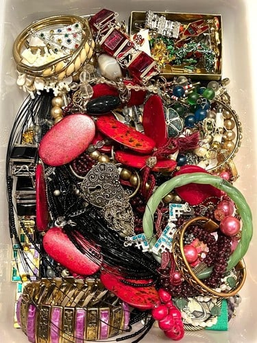 Large Lot of Vintage/Estate Jewelry and Spares and Repairs SOLD AS IS/ PICTURED: Large Lot of Vintage/Estate Jewelry and Spares and Repairs SOLD AS IS/ PICTURED Vintage/Estate Hallmarked: Varies Weighs: VariesMeasures Approx: Varies Reserve: $45.00 Shipping: Domestic: Flat-rate of