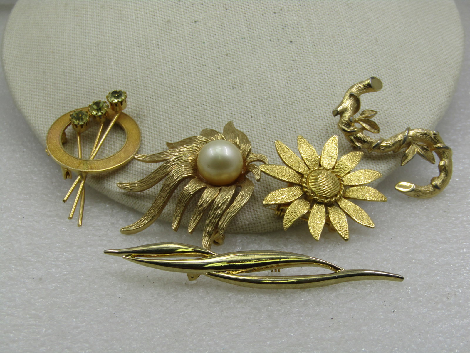 Vintage 5 Brooch Scarf Clip Lot, Floral, Mod Circle, Initial S, 1960's-1970's: Vintage 5 Brooch & Scarf Clip Lot, Floral, Mod Circle, Initial S, 1960's-1970's. A circle textured floral brooch and scar clip combined. Daisy like blossom, with hinged clip and pinback attached, 1.5"